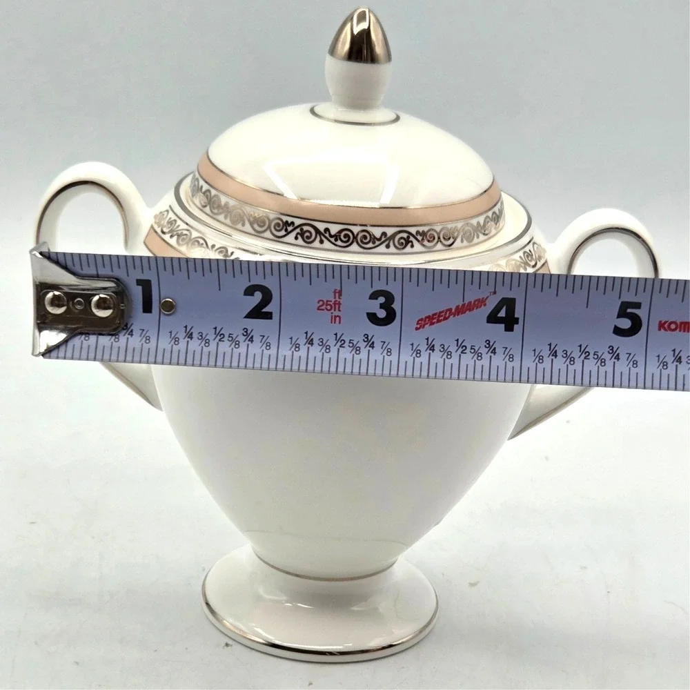 Wedgwood Verona White‎ Bone China Globe Shape Sugar Bowl with Lid ENGLAND